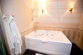 Гостиница City Hotel Брянск Двухместный номер Делюкс с 1 кроватью и гидромассажной ванной-3